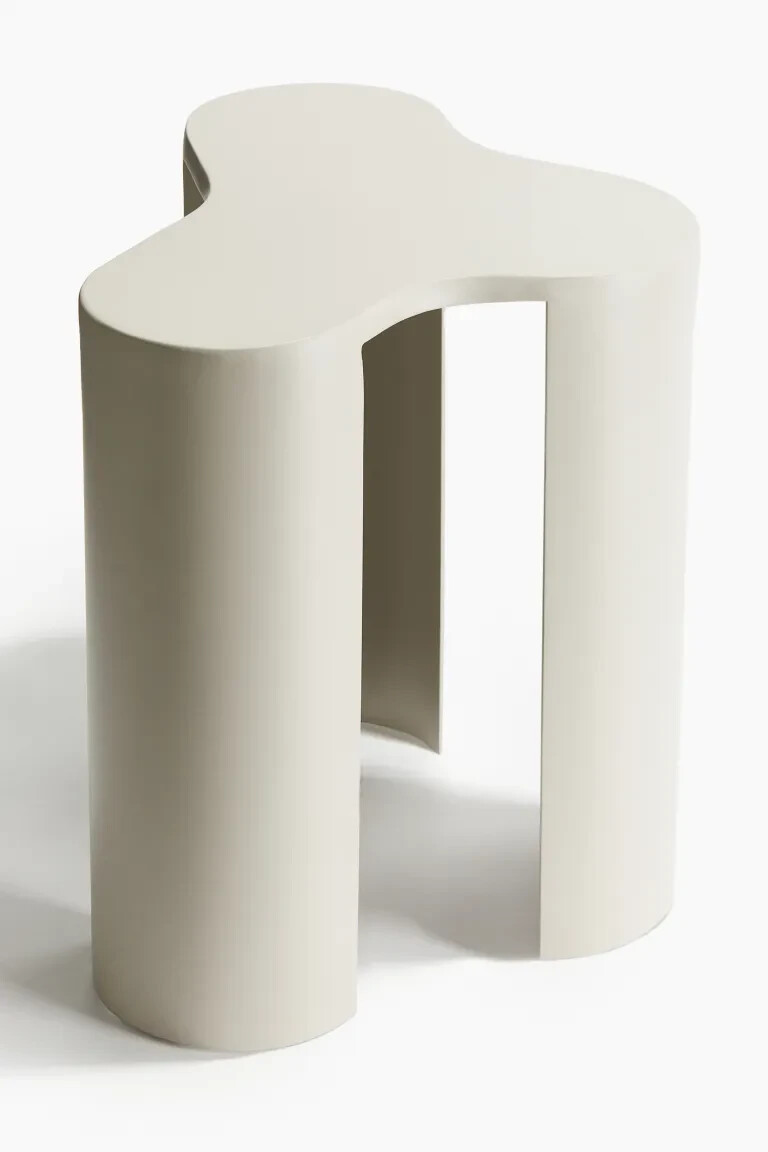 Table d’appoint en métal blanc pour optimiser les petits espaces encombrés
