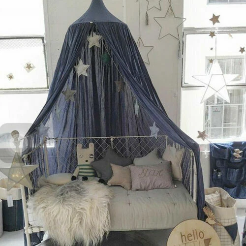 Baldaquins et moustiquaires bleus pour le lit