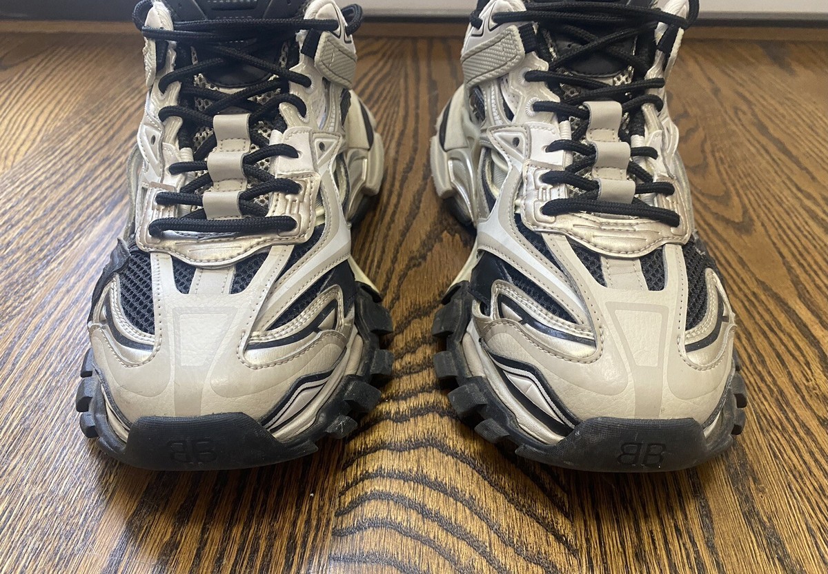 Pre- owned BALENCIAGA Track2 Sneakers. Sz 41. Beige/black Pre- owned BALENCIAGA Track2 Sneakers. Sz 41. Beige/black