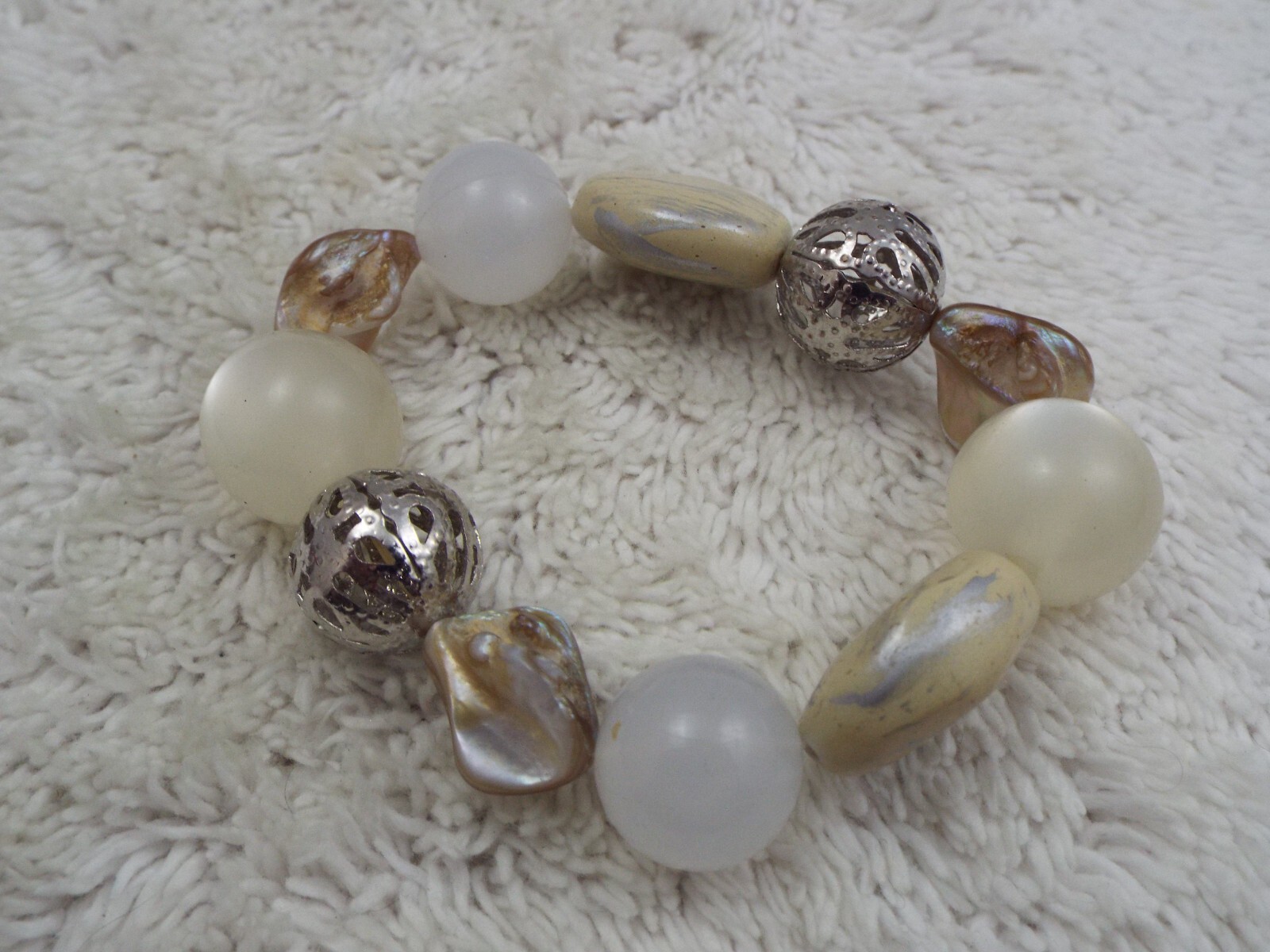 Silvertone White Bead Shell Stretch Bracelet (C27) - image 1