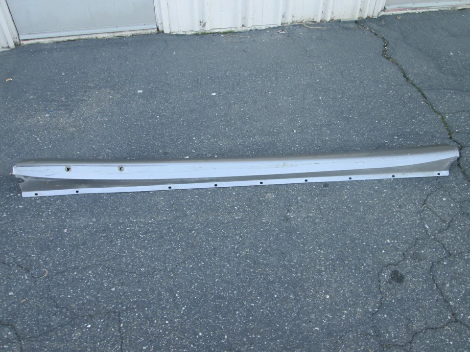 Maserati 4200 cupé - falda miembro lateral panel basculante derecho - parte # 980001074 Foto 2 de 4