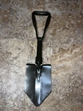 MILITARY STYLE ENTRENCHING TOOL. FOLDING SHOVEL W/ D HANDLE.