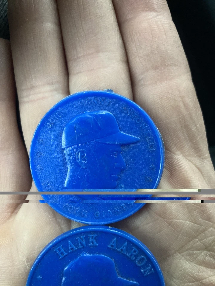 2 prendedores de monedas de béisbol 1955 Armour Hank Aaron Antonelli Braves variación color azul Foto 3 de 4