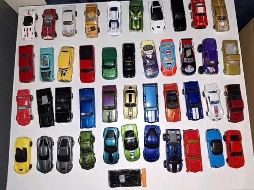 Lot of 40+ GM Diecast 1/64 Cars Trucks Hot Wheels Maisto Matchbox Some Vintage