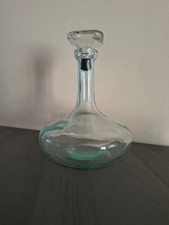 Elegante bottiglia decanter vintage in vetro trasparente. Perfetta per servire l