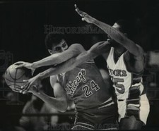 1983 Press Photo Paul Pressey Tries to Force Turnover Against Reggie Theus