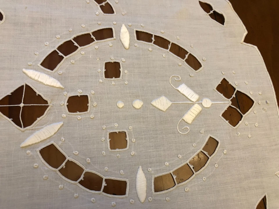 grand napperon ancien fil de lin brodé mains 84 cm x45 cm - Photo 3/3