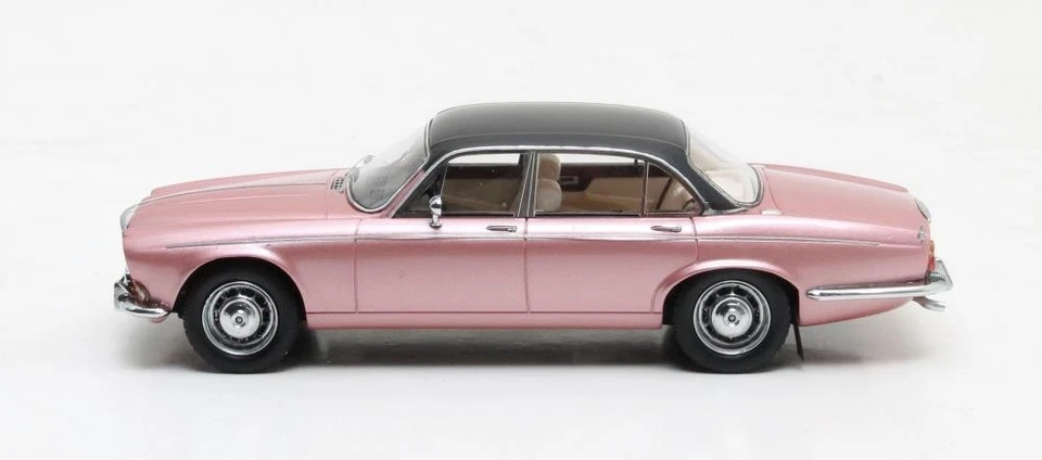 Daimler Double Six Vanden Plas Series I "Pink/Black" (Matrix 1:43 / MX40402-011) - Bild 2 von 4