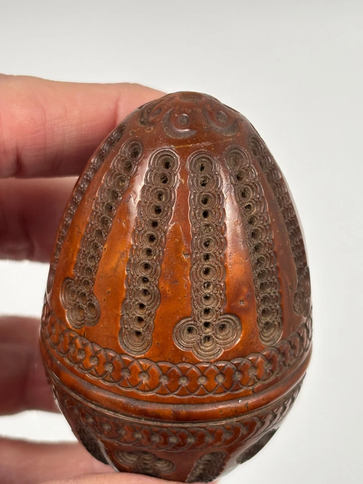 Ancien Gros Oeuf à Chapelet ou à Repriser en Noix de Corozo sculptée - Photo 4/4