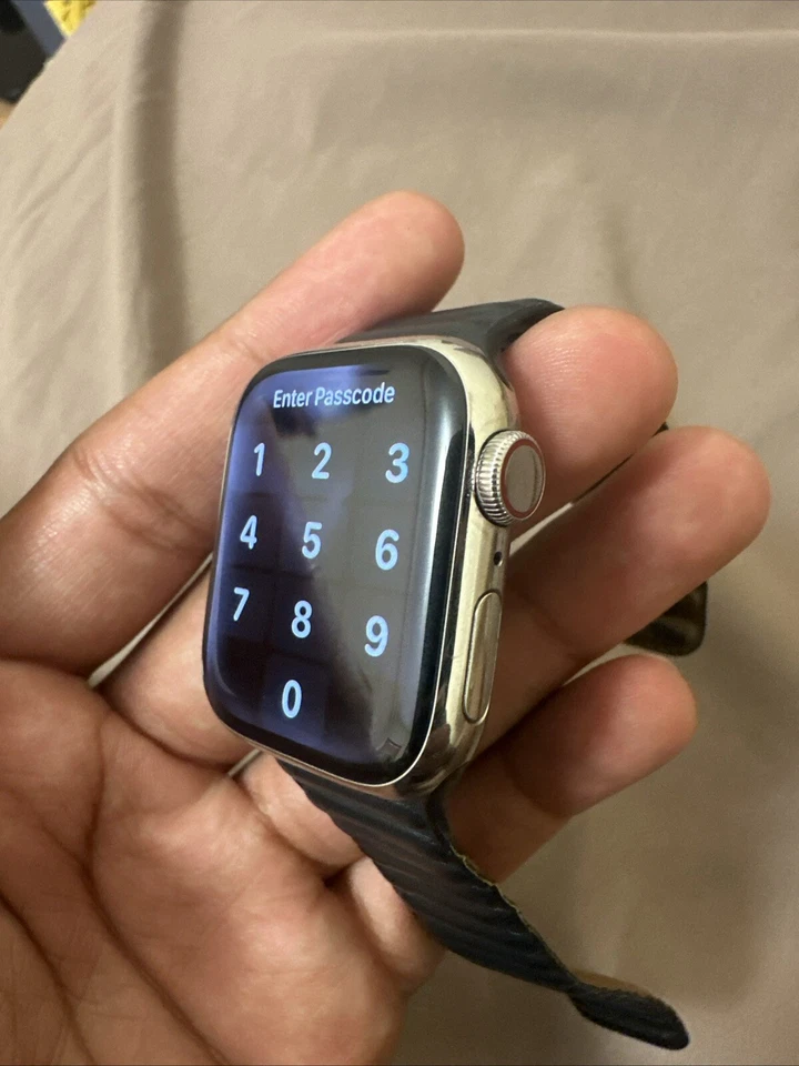 Apple Watch Series 8, 41mm, Acero Inoxidable y Cerámica Foto 2 de 3