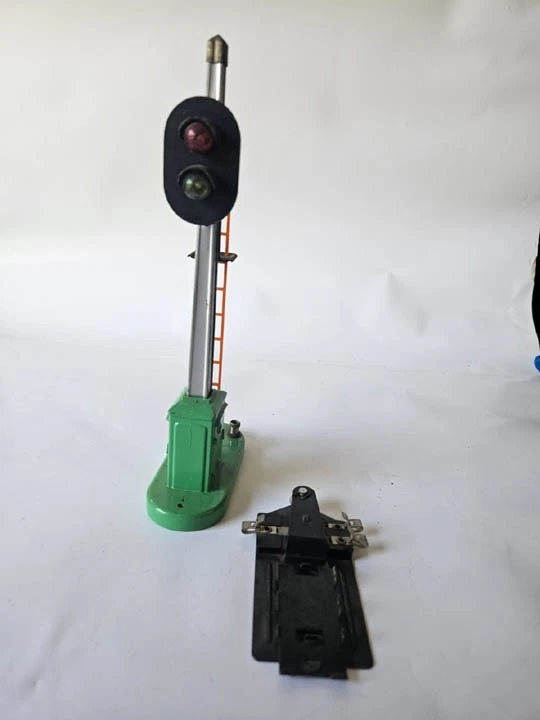 Lionel 153 Automatic BLOCK SIGNAL Green Diecast Base, and 153C Contactor - Image 3 of 4