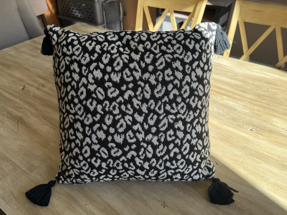 Almohada abatible con estampado de leopardo blanco y negro con 4 borlas en las esquinas Foto 2 de 4