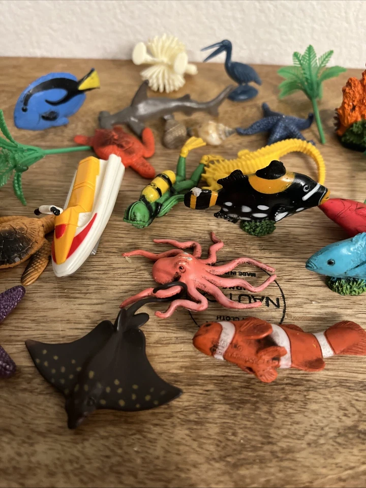 Juego de 24 piezas de juguetes decorativos de safari de plástico para peces, conchas y plantas Foto 3 de 4