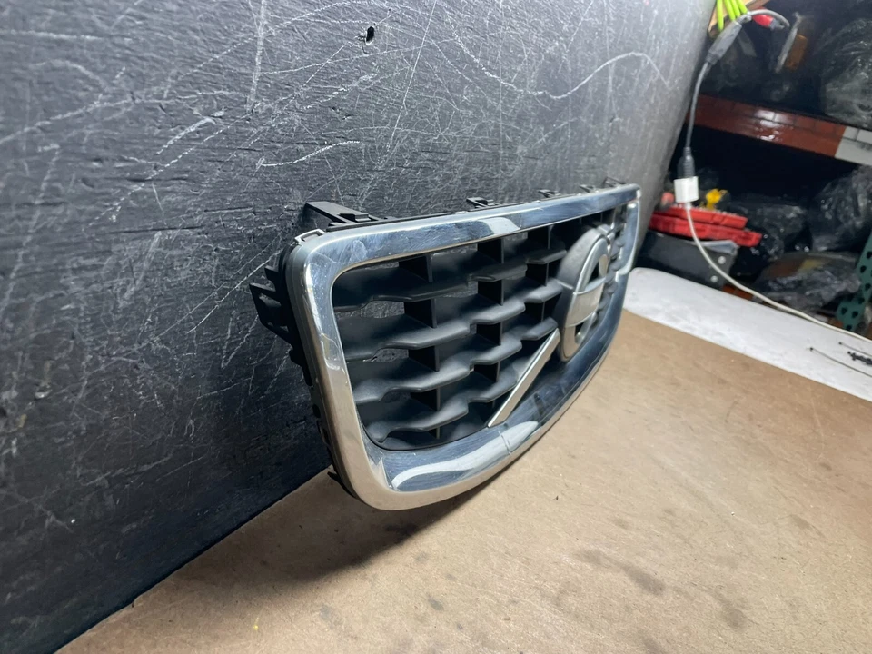 Parrilla superior delantera Volvo C70 2011 2012 2013 L3865 DG fabricante original Foto 3 de 4