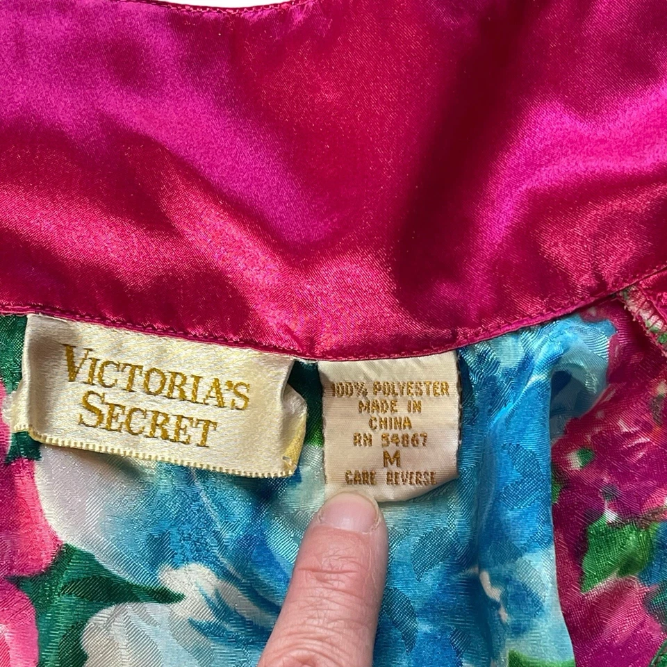 Conjunto de Dormir Victoria’s Secret Vintage Etiqueta Dorada Satén Mediano Top y Pantalones Cortos Calientes Foto 2 de 4