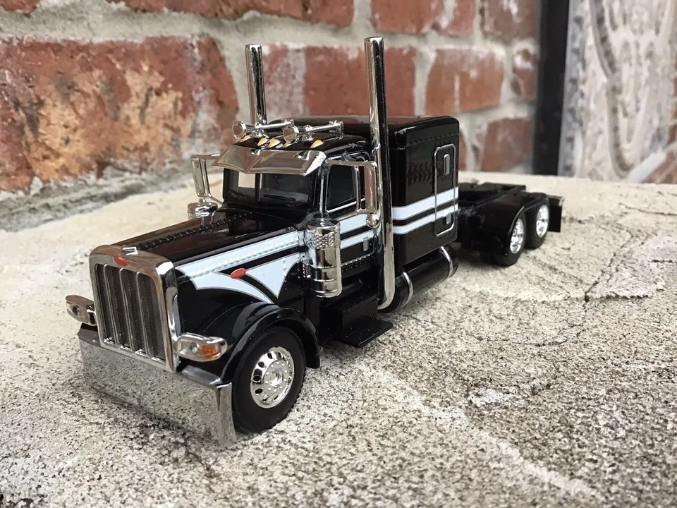 1/64 DCP PETERBILT 389 W/ 63" FLAT TOP SLEEPER. Black/White - Image 2 of 4