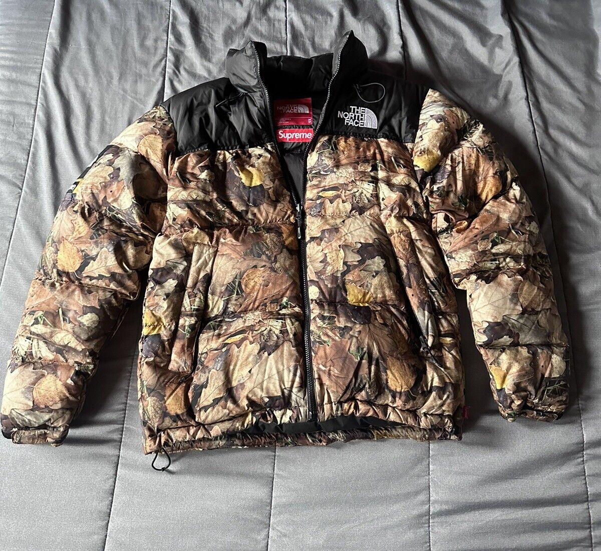 Supreme X The North Face Nuptse Leaves Size Medium FW16 Supreme X The North Face Nuptse Leaves Size Medium FW16