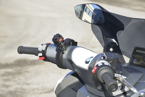 Motorcycle Handlebar Mount & TiGRA FITCLIC NEO U-DRY Phone Case - 第 2/7 張圖片
