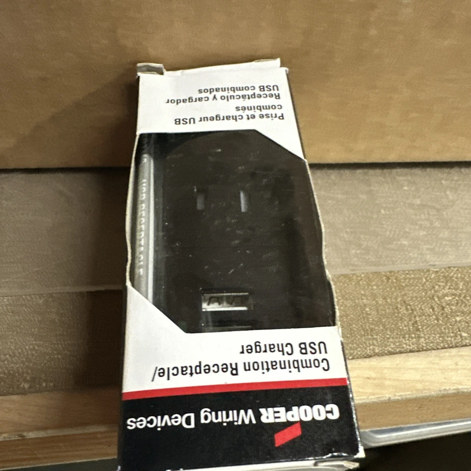 Cooper Combinación Receptáculo/Cargador USB 15A/120V Negro 5V - 0.7A DC USB Foto 3 de 3