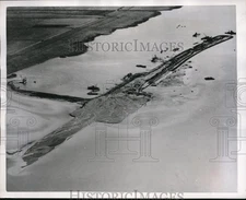 1951 Press Photo Dyke for the new Eastern Polder breaks through the waves.