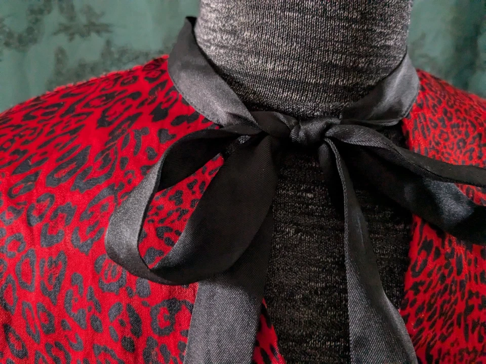 Sisley Leopard Print Faux silk Satin Black/Red Shirt Pussycat Bow Small 8/10 UK — 第 3/4 张图片