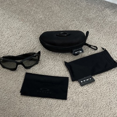 Oakley Men's Wrap Sunglasses Black Plastic Frame Gray Tinted Lenses Case Cloth