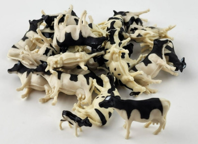 1/64 Ertl Farm Country Holstein Dairy Cattle pack of 25 