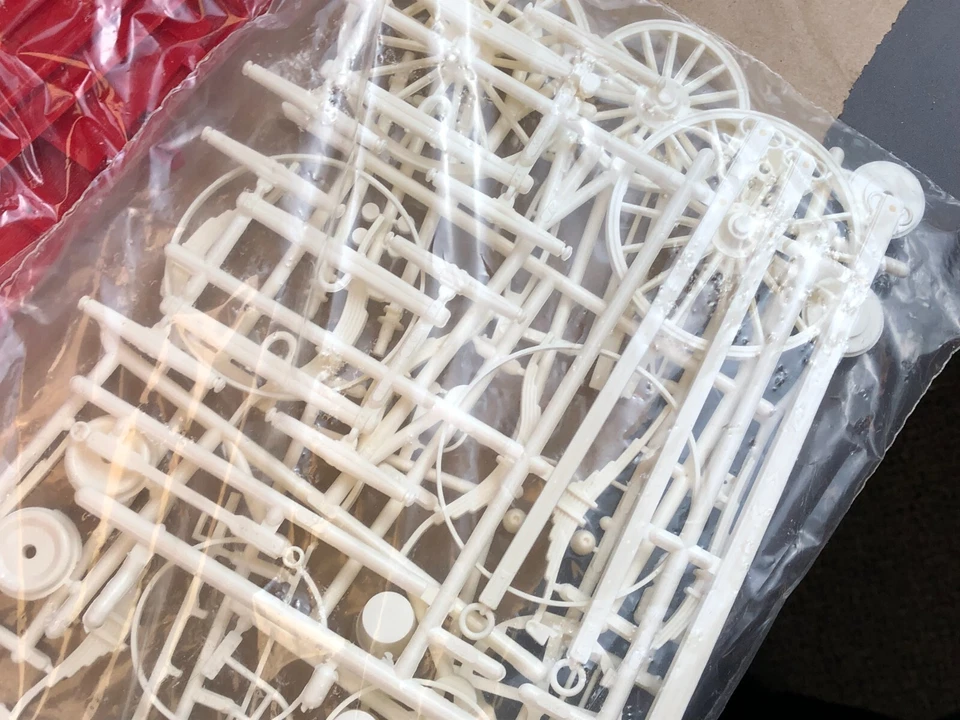 OPEN BOX AMT MATCHBOX 1:20 Model Kit BUDWEISER CLYDESDALE 8-HORSE HITCH No. 7702 - Image 4 of 4