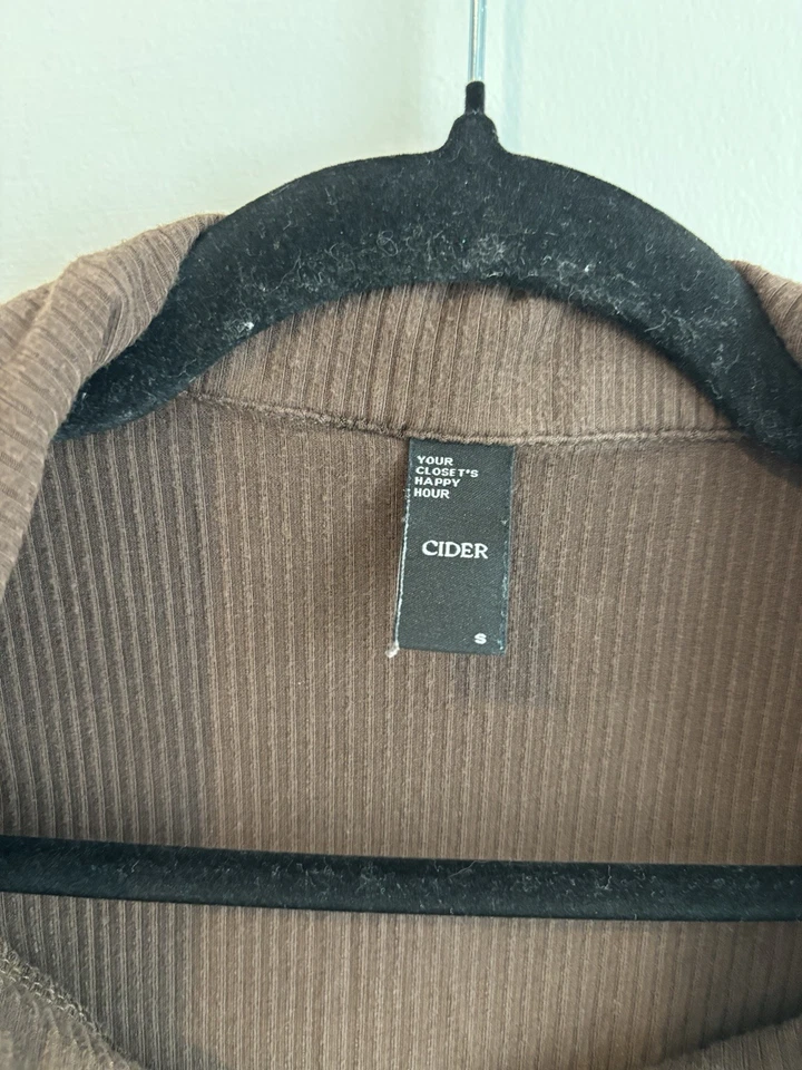 Camisa corta de manga larga tejida marrón sidra para mujer talla pequeña Foto 3 de 4