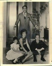 1961 Press Photo Danny Thomas, Actor, with Woman and Children - nox64782
