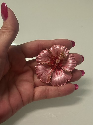 VINTAGE HOT PINK ENAMAL HAWAIIAN HIBISCUS 2” 🌸FLOWER GOLDTONE BROACH /PIN🌸 - Picture 6 of 8