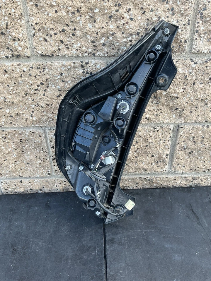 Luz trasera derecha Toyota Prius C 2014 2015 2016 2017 OEM usada Foto 4 de 4