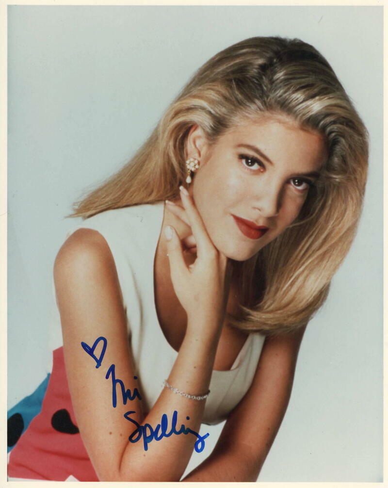 TORI SPELLING SIGNED AUTOGRAPH 8X10 PHOTO - DONNA MARTIN BEVERLY
