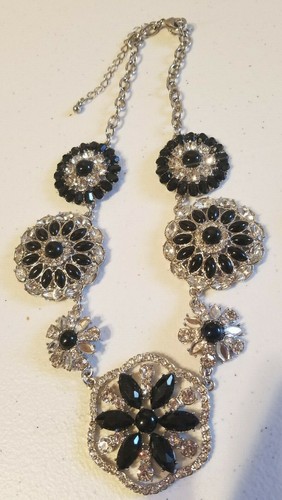 Collar Vintage Floral Esmalte Negro y Plata con 2 Alfileres de Flores - Imagen 2 de 7