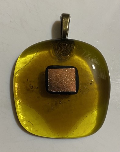 Dichroitischer Glas Anhänger grün/gold mit Kupfer