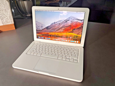 Apple MacBook 13'' Mid 2010 (A1342) - 2,4 GHz Core 2 - 8 GB RAM - 250 GB - OVP