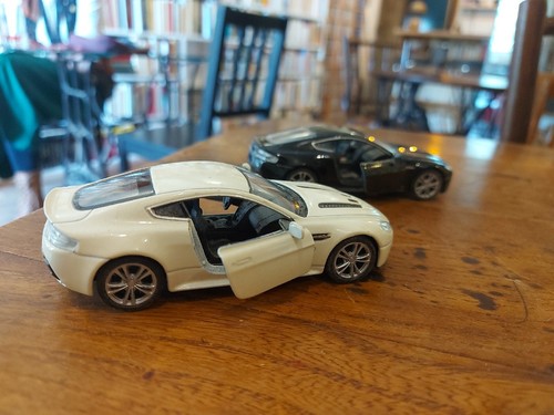 2x Aston Martin V12 Vantage 1/43 / Black & White / Welly Models - Imagen 2 de 4