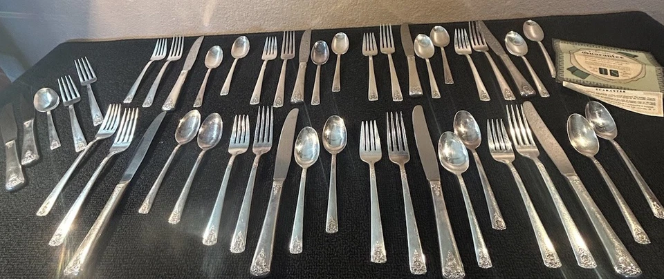 Международные посеребренные столовые приборы Wm Rogers Spring Charm. 45 штук в сундуке - Изображение 4 из 4