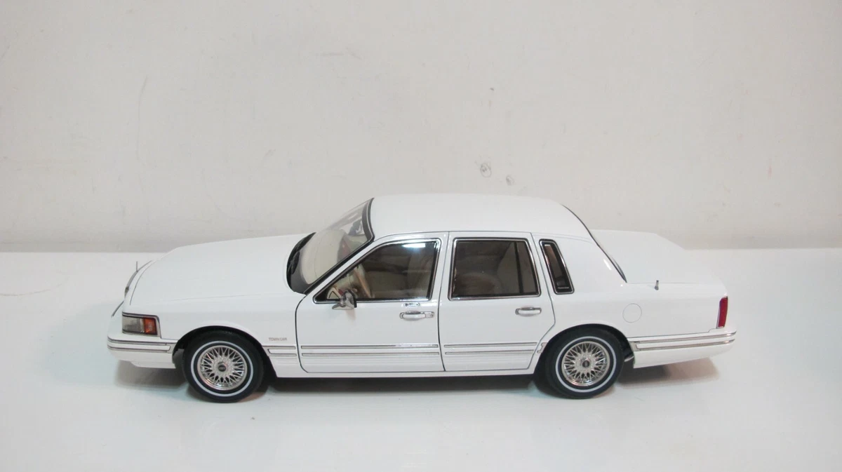 1 18 FORD LINCOLN TOWN CAR WHITE WHITE TIRE FULL OPEN DIECAST CARS
