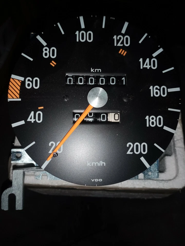W123 Speedometer New Genuine Rare 200km/h Black center dot . NOS - Image 4 of 4