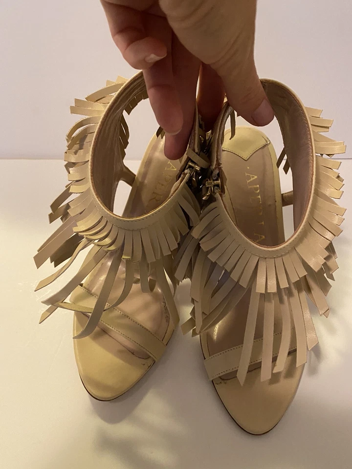 Zapatos de tacón de aguja con flecos Aparlei Elise talla 39 RP $795 correa para el tobillo desnudo Italia Foto 3 de 4