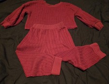 red knit Set does have a little dot on the front of the pants