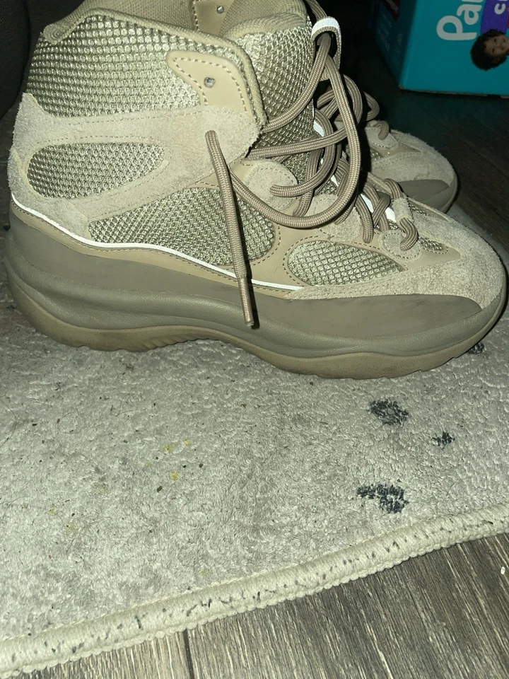 Bota Adidas Yeezy Desert 'Rock' 2019 tamanho 10 M - Imagem 3 de 4