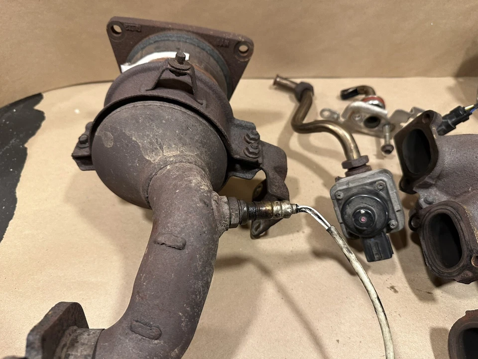 Mercury Milan 2010 fabricante de equipos originales colector de escape derecho y convertidor catalítico 3,0 V6 usado Foto 3 de 4