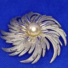 Vintage 1970’s Sarah Coventry Silver Tone Faux Pearl Ladies Pinwheel Brooch Pin