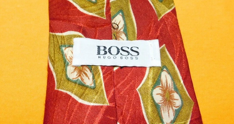 CORBATA FLORAL PARA HOMBRE HUGO BOSS HECHA EN ITALIA ROJA/VERDE/BLANCA - CORBATAS - CORBATAS DE DISEÑADOR. Foto 3 de 3