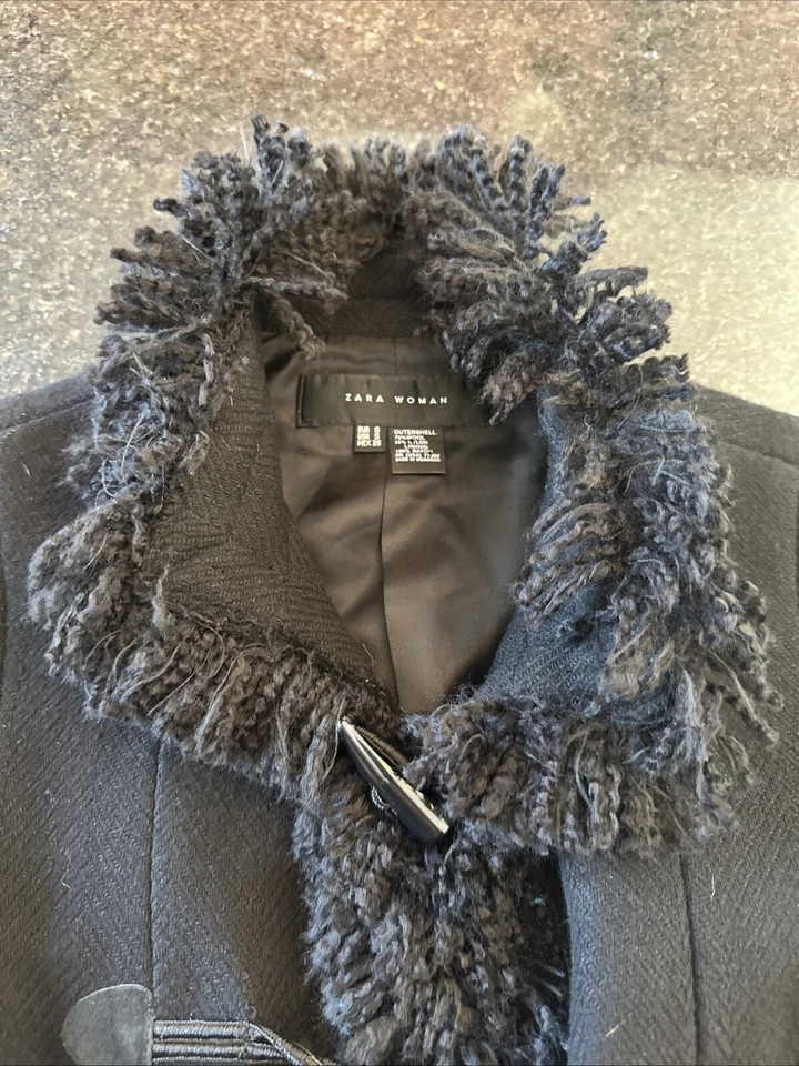 Chaqueta negra Zara para mujer mezcla de lana pequeña militar Penny Lane piel cierre de palanca Foto 3 de 4