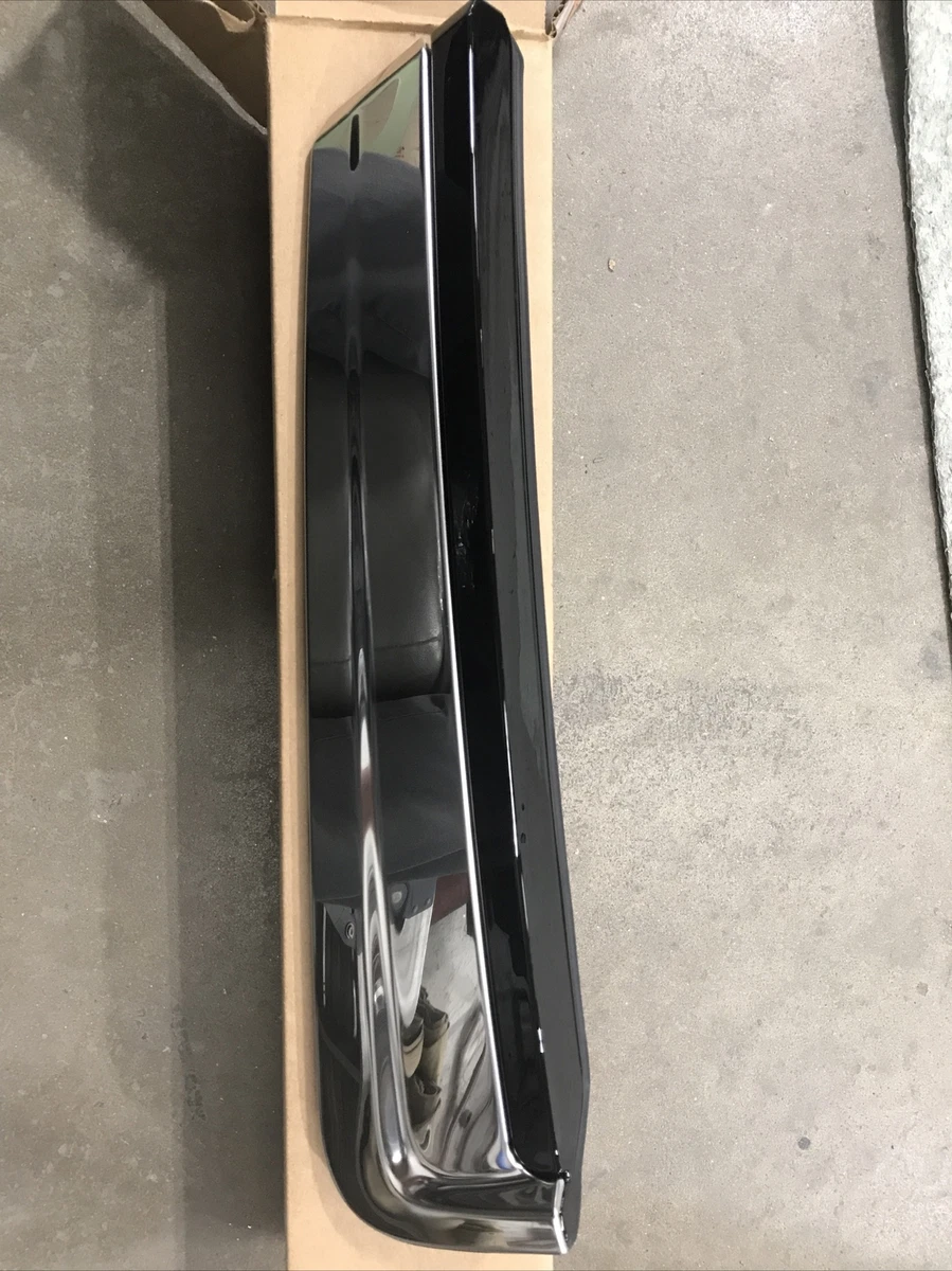 New GM OEM 1/4 Panel Molding Chrome Right 85136433 Tahoe Suburban 
