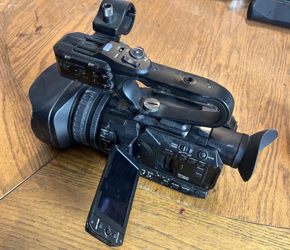 JVC GY-HM200U NO BATTERY PICTURES SHOW WHAT YOU WILL RECEIVE - Image 2 of 4