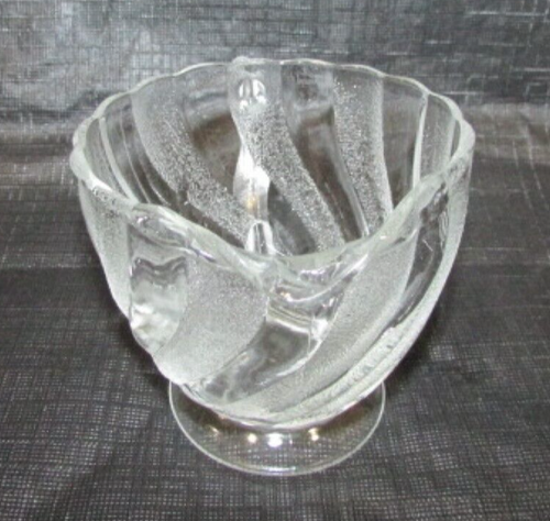 Ancienne tasse ou crémier en verre pressé clair et texturé tourbillon rayé - Photo 4/6